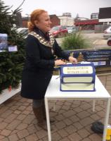 Mayor Draws First Advent Calendar Numbers